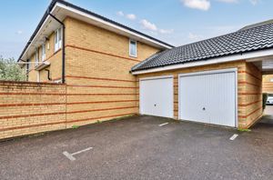 Garage en bloc and space- click for photo gallery